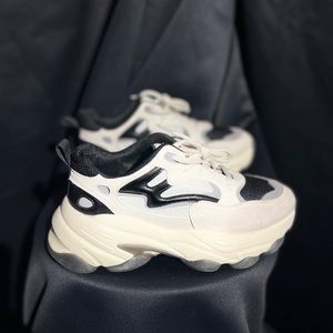 Women’s size US 7.5 | EU 38 chunky contrast detail sneakers